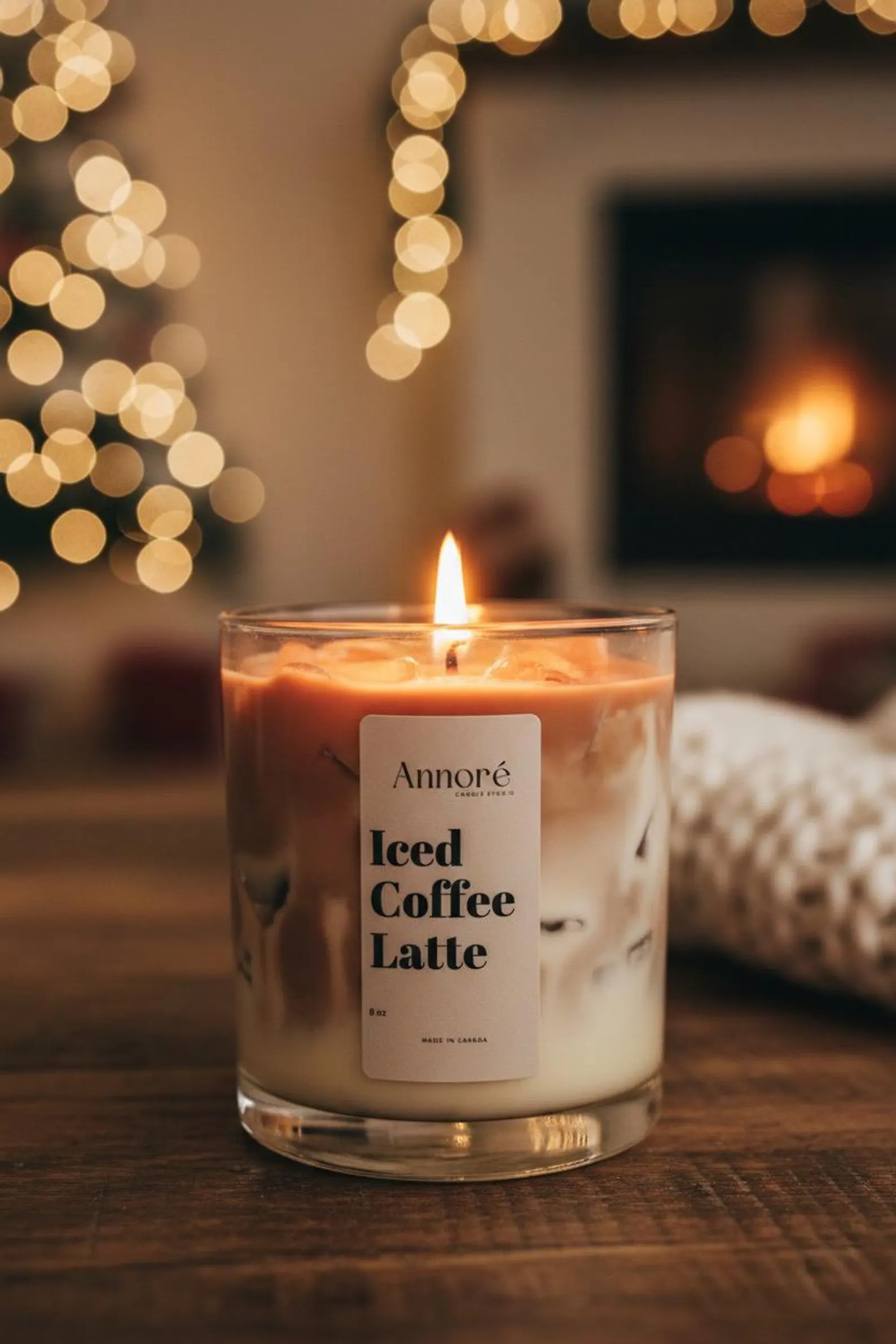 Iced Coffee Latte kvapioji žvakė jaukioje vakaro aplinkoje