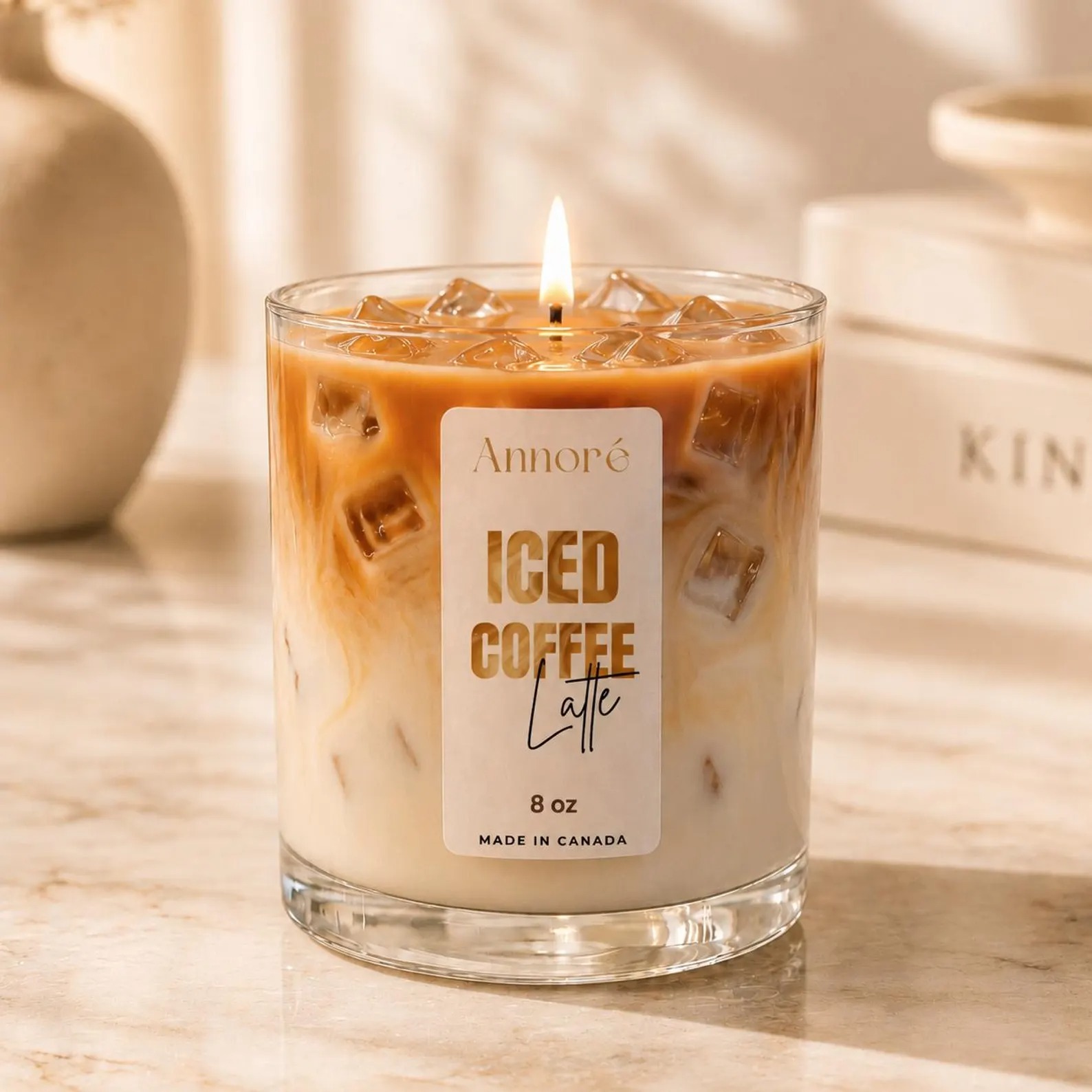 Iced Coffee Latte žvakė, atrodanti kaip šalta kava stiklinėje